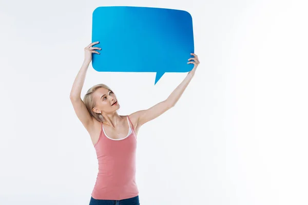 Gioiosa donna positiva guardando il segno blu — Foto Stock