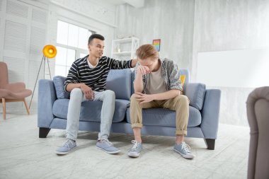 Duygular tartışırken üzgün gay çift