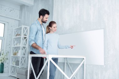 Mutlu kız akıllı masa başında işaret