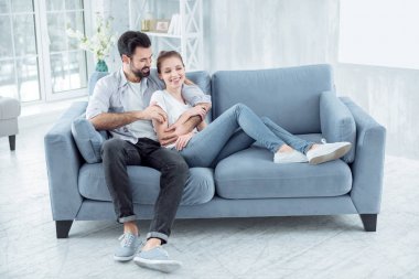 Mutlu sevgi dolu çift evde zaman harcama