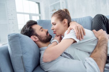 Genç insanlar birbirine bakarak rahat