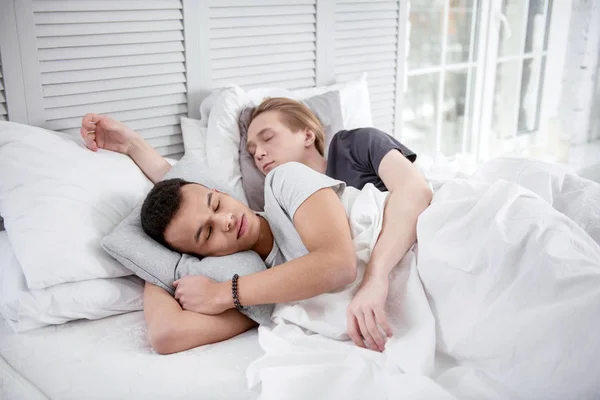 Atractiva pareja gay dormitando —  Fotos de Stock
