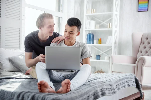 Encantador casal gay surf web — Fotografia de Stock