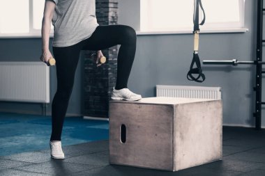 Halter tutan ince kadın fitness eğitmeni
