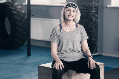Salonda oturan hoş yaşlı kadın