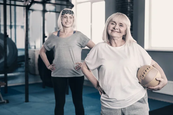 Femmes âgées gaies posant avant la formation — Photo