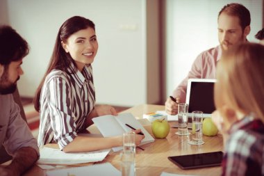 Notlarını gösteren mutlu profesyonel iş kadını