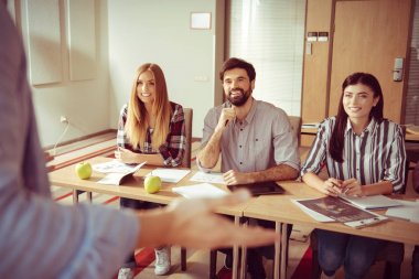 Mutlu genç insanlar masaları oturma