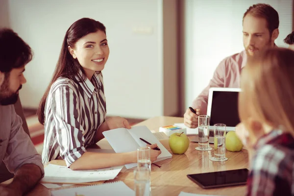 Glückliche Geschäftsfrau zeigt ihre Notizen — Stockfoto