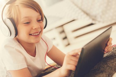 Mutlu güzel kız tablet kullanma