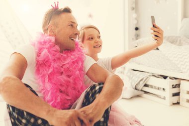 Bir fotoğrafta şirin mutlu kız