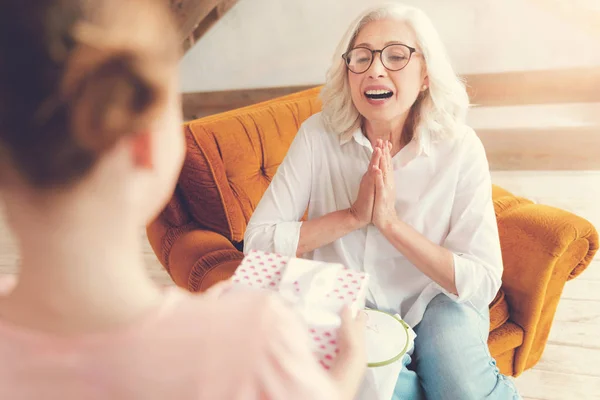 Mulher sênior agradável estar feliz com o presente — Fotografia de Stock