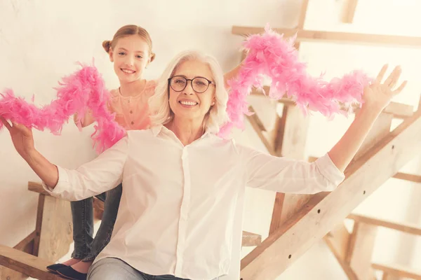 Positieve verheugd vrouw op zoek naar jou — Stockfoto