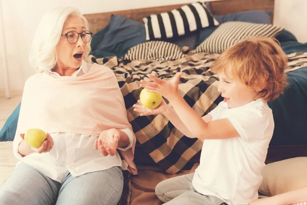 Blij schattige jongen spelen met een appel — Stockfoto