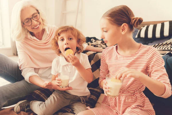 Θετική νεαρό αγόρι τρώει ένα cookie — Φωτογραφία Αρχείου