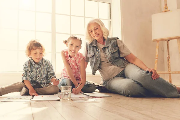 Intelligente talentierte Kinder malen — Stockfoto