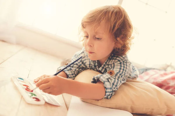 Intelligente ragazzo creativo in possesso di un pennello — Foto Stock