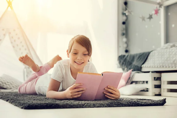 Chica feliz alegre leyendo un libro —  Fotos de Stock