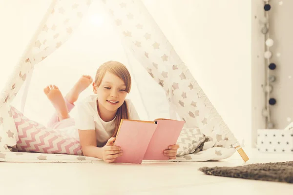 Positivo ragazza felice godendo la sua lettura — Foto Stock