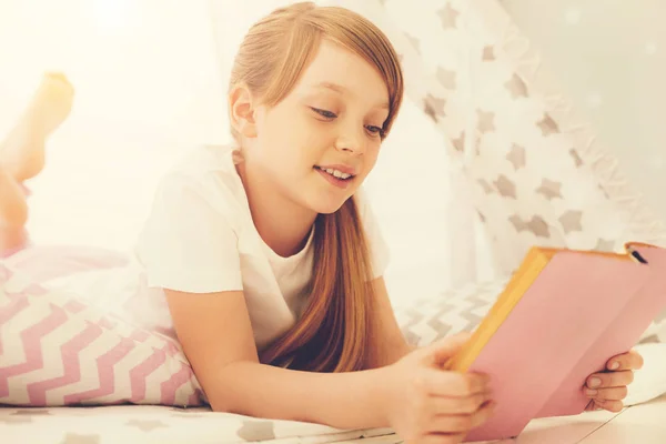 Glückliches positives Mädchen beim Lesen einer Geschichte — Stockfoto