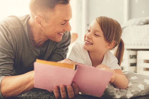 Deliziata ragazza positiva guardando suo padre — Foto Stock