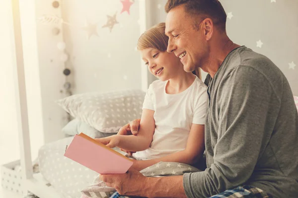 Feliz hombre encantado leyendo un cuento para dormir —  Fotos de Stock