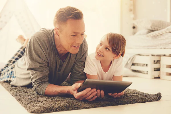 Alegre padre positivo e hija pasar tiempo juntos — Foto de Stock