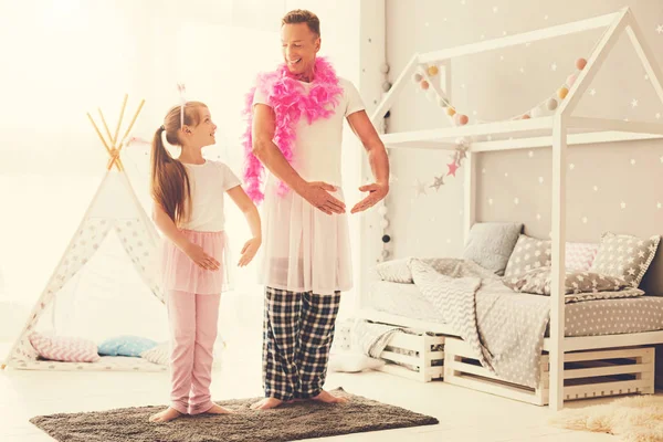 Glücklicher positiver Vater und Tochter tanzen Ballett — Stockfoto