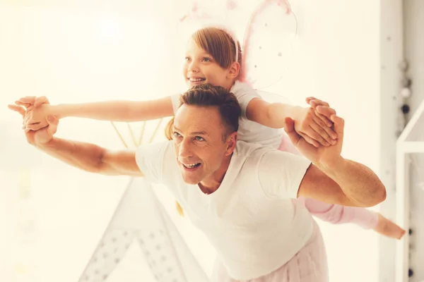 Fröhlicher glücklicher Mann, der mit seiner Tochter spielt — Stockfoto