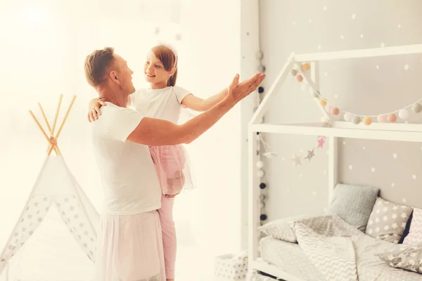 Bonito homem dançando com sua filha — Fotografia de Stock