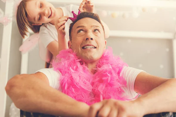 Bonito homem bonito passar tempo com sua filha — Fotografia de Stock