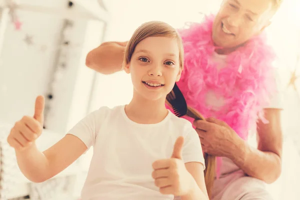 Blij positieve meisje duimschroef opwaarts gebaren tonen — Stockfoto