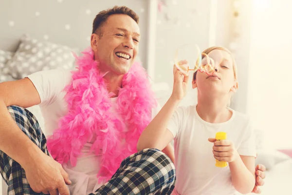 Delizioso uomo allegro guardando sua figlia — Foto Stock