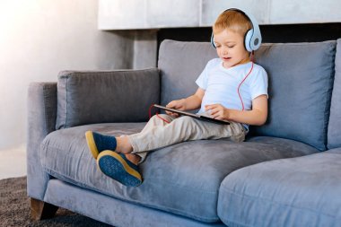 Kulaklık takmış memnun iyi çocuk