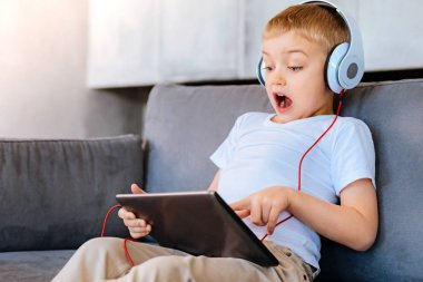 Onun sürpriz gösterilen güzel genç çocuk