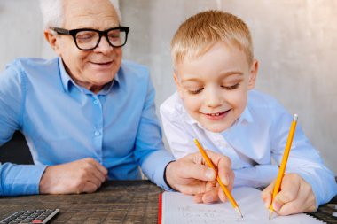 Mutlu zor çalışma çocuk matematik eğitimi