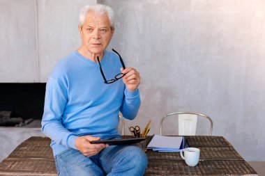 Ciddi yaşlı adam tablet kullanma