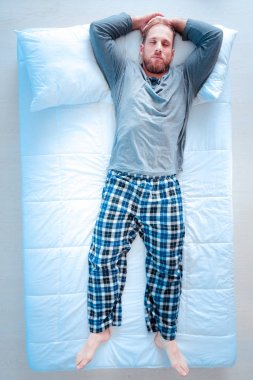 Rahat erkek kişi kafasına elele