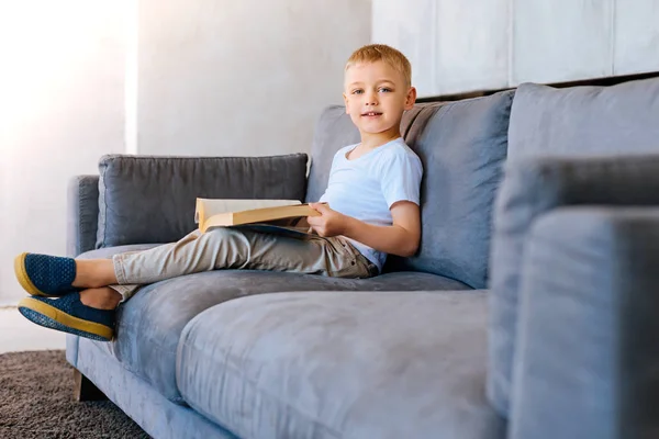 Pozytywne, inteligentny chłopak czytanie książki — Zdjęcie stockowe