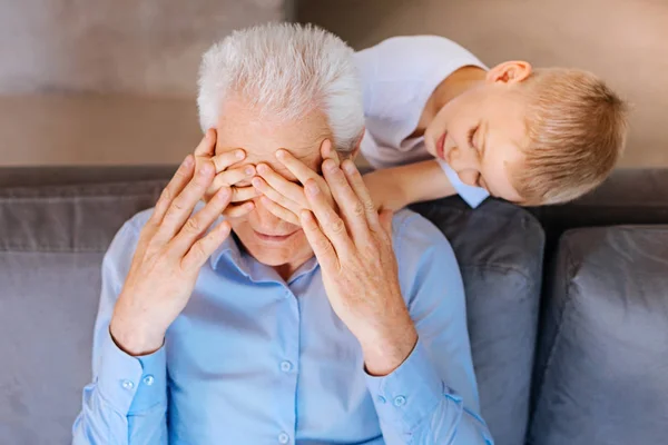 Agradable anciano haciendo una conjetura —  Fotos de Stock