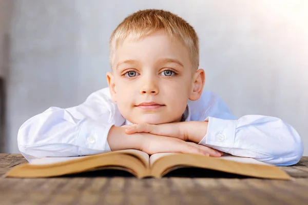 Aangename blij jongen op zoek naar jou — Stockfoto