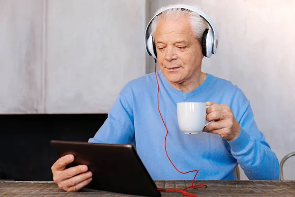 Agradable anciano que se relaja en casa —  Fotos de Stock