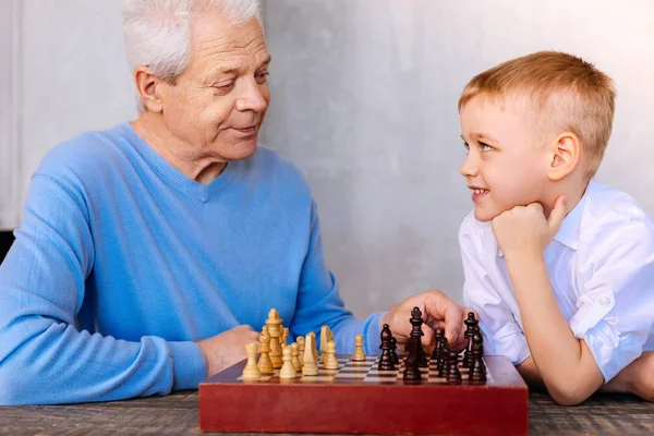Glad trevlig pojke spela schack — Stockfoto