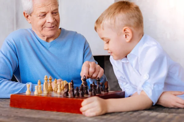 Zachwycony starszy człowiek, grając z jego wnuk — Zdjęcie stockowe