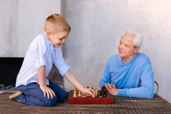 Deliziato ragazzo curioso imparare a giocare a scacchi — Foto Stock