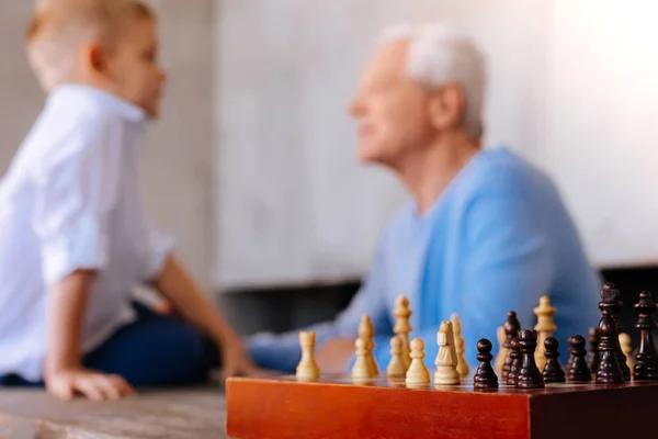 Вибірковий фокус шахових фігур, що стоять на дошці — стокове фото