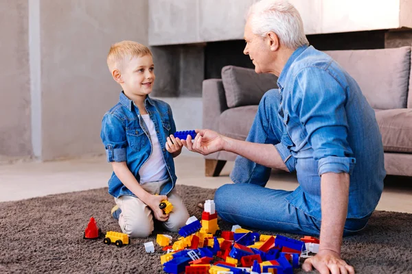 Positif mignon garçon passer du temps avec son grand-père — Photo