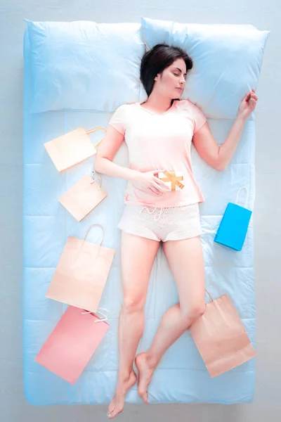 Gadis lelah tidur dengan kotak hadiah — Stok Foto