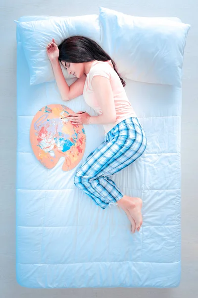 Lelah brunette berbaring dalam pose embrio — Stok Foto