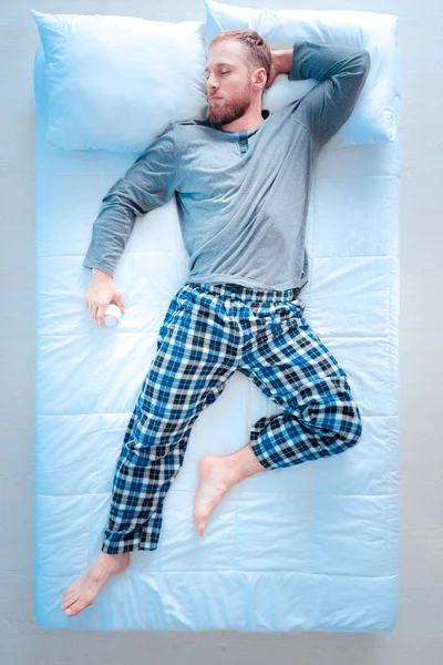 Bonito homem deitado em pose aconchegante — Fotografia de Stock